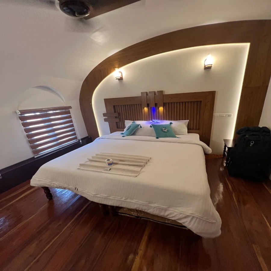 Cruiseland Houseboat Bedroomver1